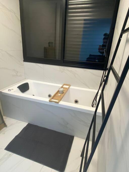T'Eo 25 Suite Qiryat Yam エクステリア 写真